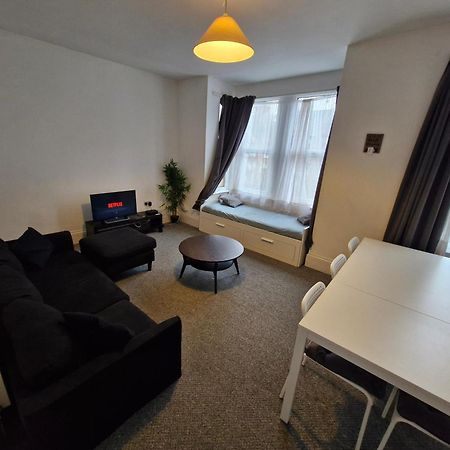 Lovely 3 Bedroom Serviced Apartment In Leytonstone London Exterior photo