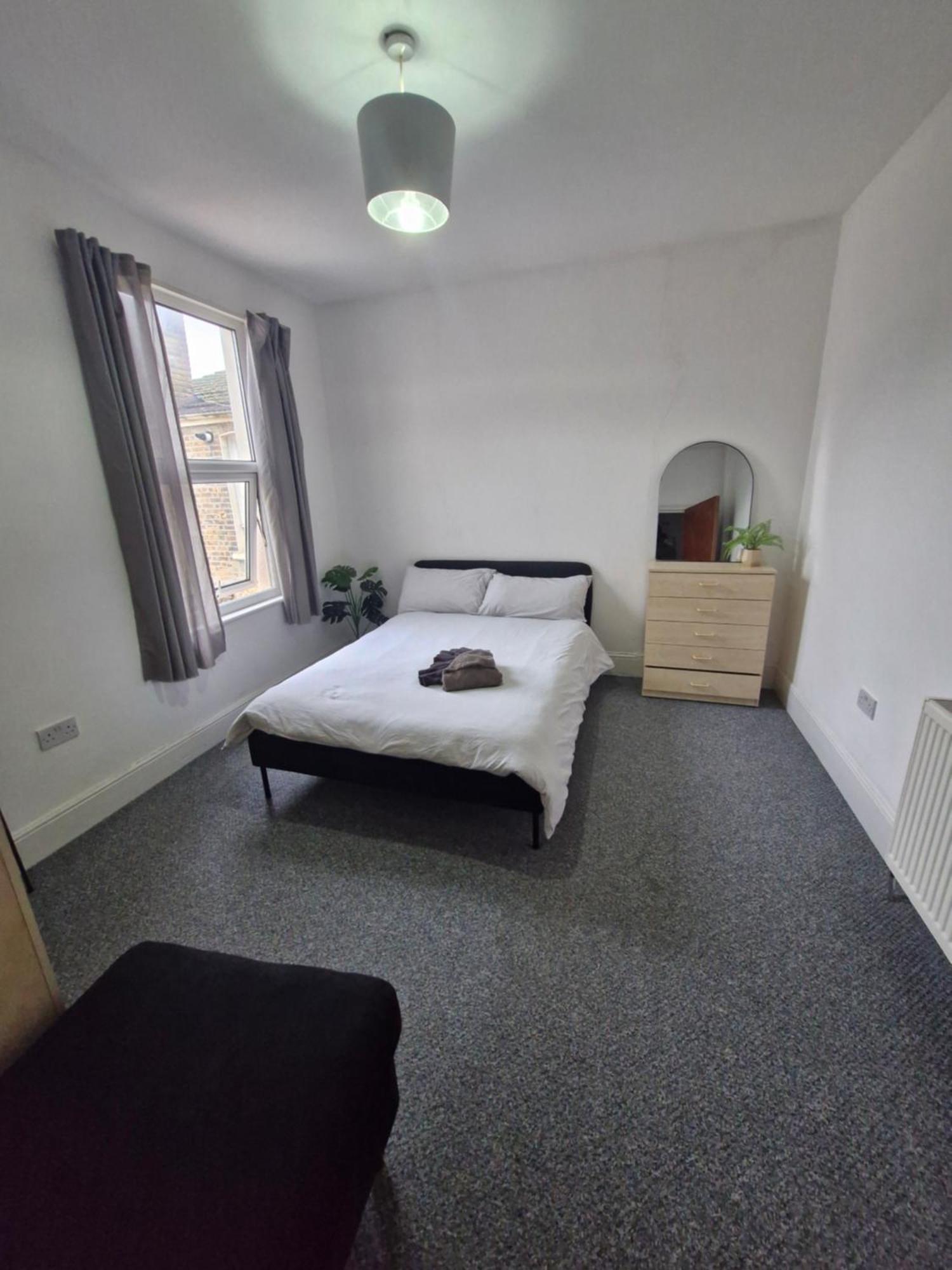 Lovely 3 Bedroom Serviced Apartment In Leytonstone London Exterior photo